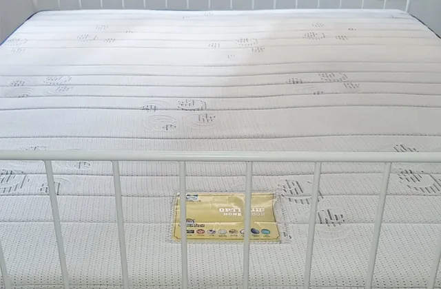 Mattress cleaning by injection and extraction