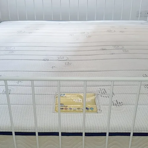 Mattress cleaning by injection and extraction